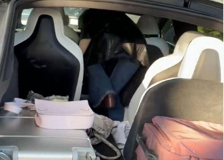 软件升级成陷阱? 杨天真打不开特斯拉 崩溃爬后车厢 杨天真打不开特斯拉,只好爬后车厢进入。(取材自都市快报)