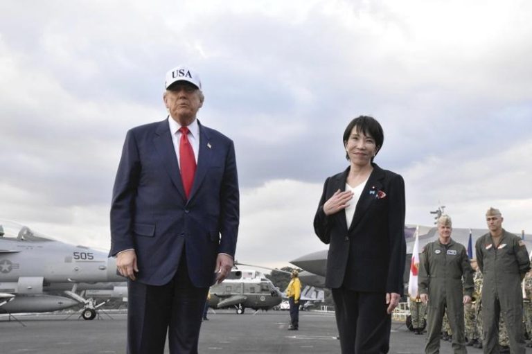 运用川普和安倍的「绊」 1张照看高市早苗赢「川心大悦」 川普(左)邀高市(右)一起搭美国总统专属的「陆战队一号」直升机去横须贺基地,在乔治华盛顿航空母舰上称赞介绍高市早苗。(欧新社)