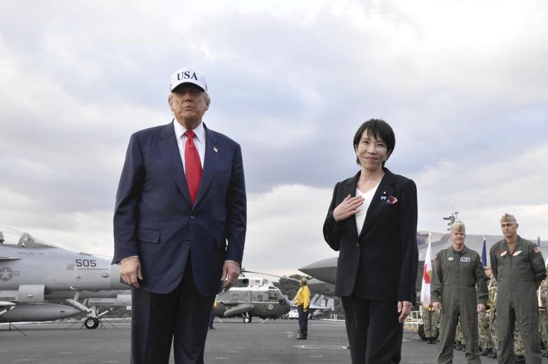 川普(左)邀高市(右)一起搭美国总统专属的「陆战队一号」直升机去横须贺基地,在乔治华盛顿航空母舰上称赞介绍高市早苗。(欧新社)