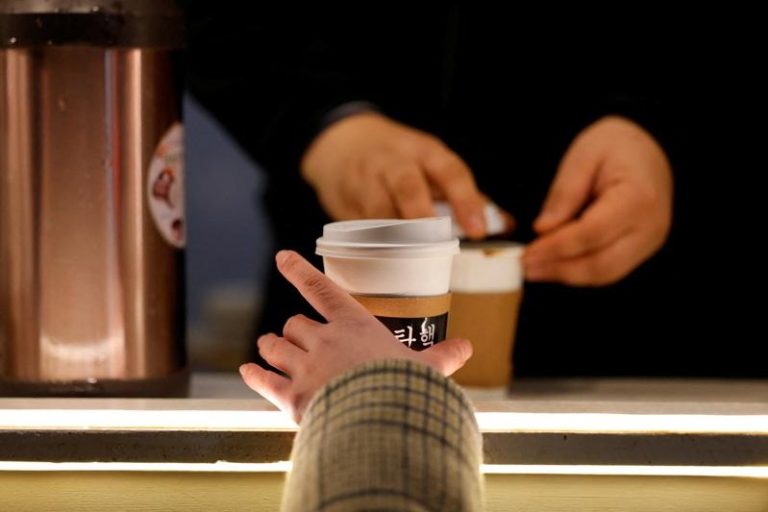 首尔有咖啡厅公告「不接待中国人顾客」，引发外界争议。 (路透)