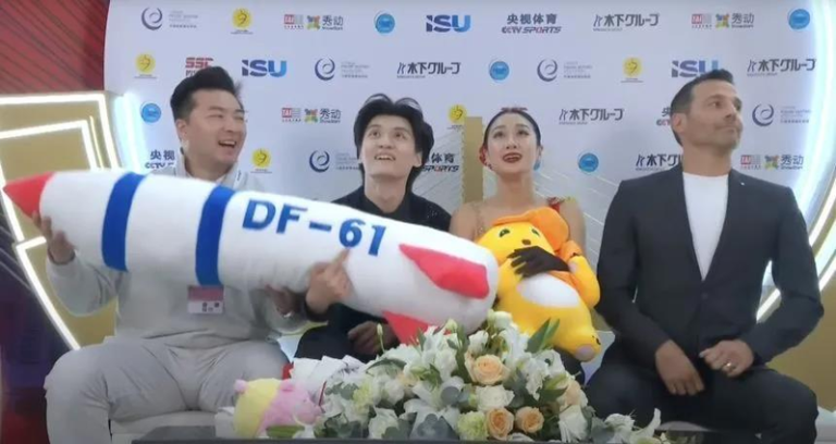 中国选手收导弹玩偶竟掀巨波 国际滑联:不恰当,要查 中国花滑选手拾起标有「DF-61」的毛绒玩偶,国际滑联声称将展开调查。(取材自澎湃新闻)