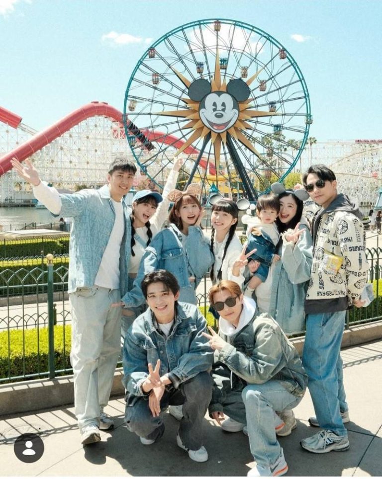 粿粿（后排左三）和王子（前排右）的美国团被爆出轨的竟有两对。（图／摘自Instagram）