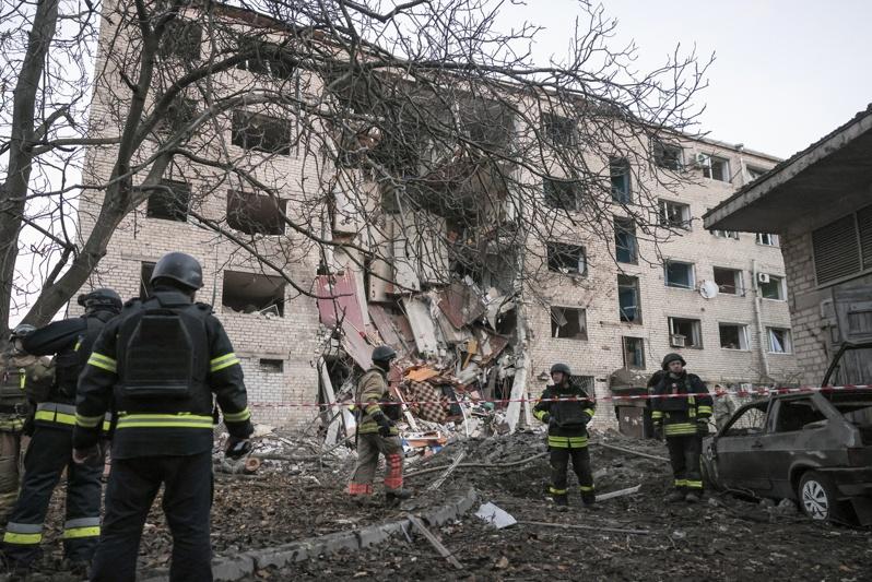 俄罗斯30日空袭乌克兰东南部札波罗热市（Zaporizhzhia）造成13人受伤。图为乌国救援人员在一处遭俄军袭击的住宅区前救援。欧新社