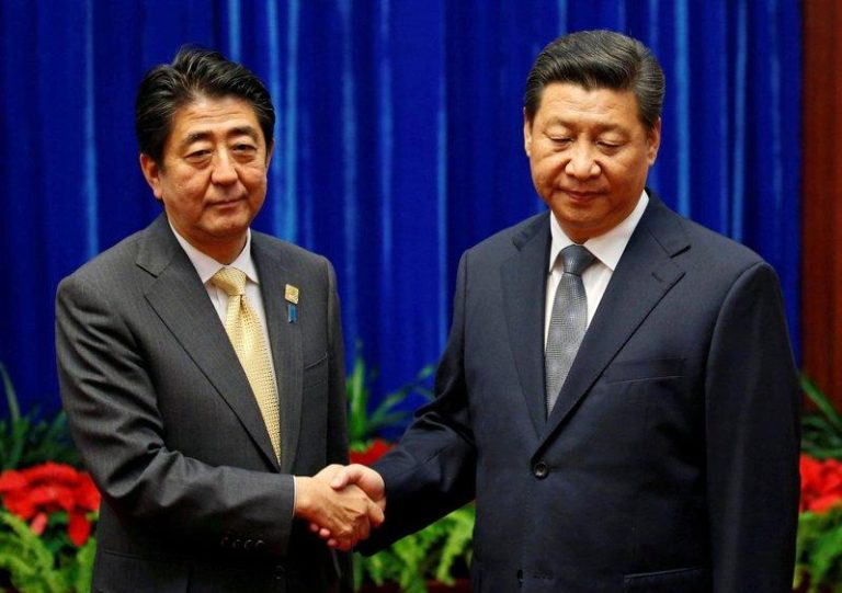 冷脸或微笑?习近平今与高市早苗首会 关注「表情外交」信号 2014年11月北京举行日中领袖会谈。中国国家主席习近平(右)在会谈前的摄影时间全程面无表情,日相安倍晋三(左)试图攀谈,习近平仍朝向前方镜头,沉默不语。(路透)