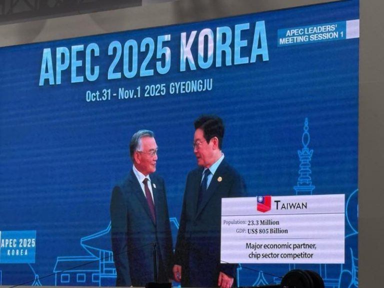 林信义现身APEC领袖代表欢迎式 韩转播画面秀中华民国国旗 台APEC领袖代表林信义在9时30分抵达现场,大会主持人宣布「中华台北林信义会长」进场,他与李在明握手、合照时,记者中心的转播画面中出现中华民国国旗,同时标注「台湾」。(APEC台湾媒体团提供)
