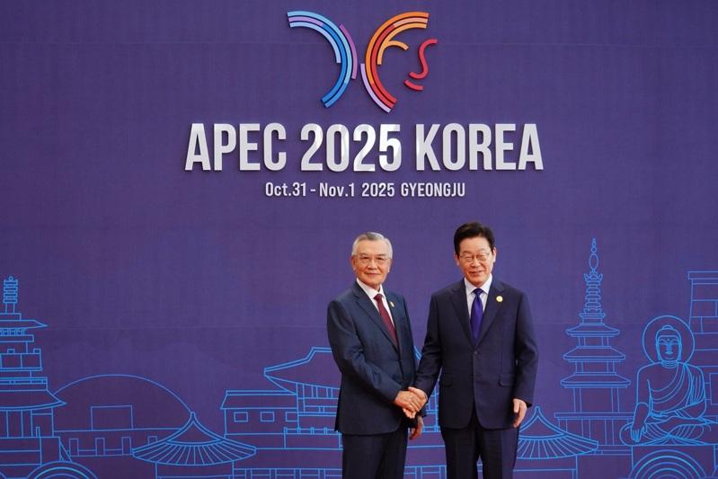 台APEC领袖代表林信义在9时30分抵达现场，大会主持人宣布「中华台北林信义会长」进场，他与李在明握手、合照时，记者中心的转播画面中出现中华民国国旗，同时标注「台湾」。(APEC台湾媒体团提供)