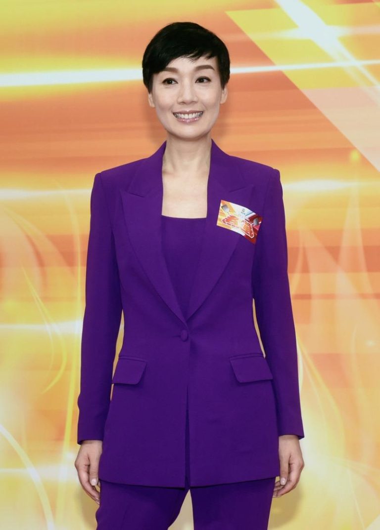 香港视后江美仪最近化身美甲师，到老人院为老人家修脚。 （中新社数据照片）