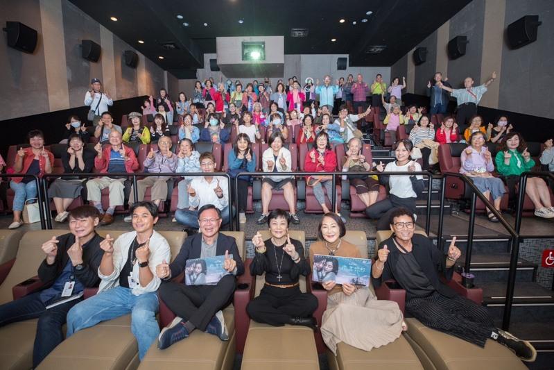 嘉义出身的民众党立委张启楷(右)29日与前五灯奖主持人倪北嘉,在嘉市映89电影院,举办嘉义出身的金马影后张艾嘉(左)监制的国片「他年她日」放映会。(图/张启楷提供)