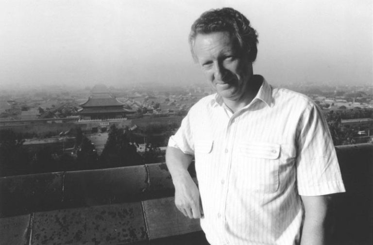 中共文革期间沦「北京人质」 前路透记者过世享寿87岁 葛雷(Anthony Grey)1988年在中国北京故宫前留影。路透