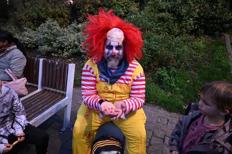 在布鲁塞尔圣吉勒斯区所举办的万圣节游行，现场有乐团助阵。参与的民众一起唱歌跳舞。(中央社)