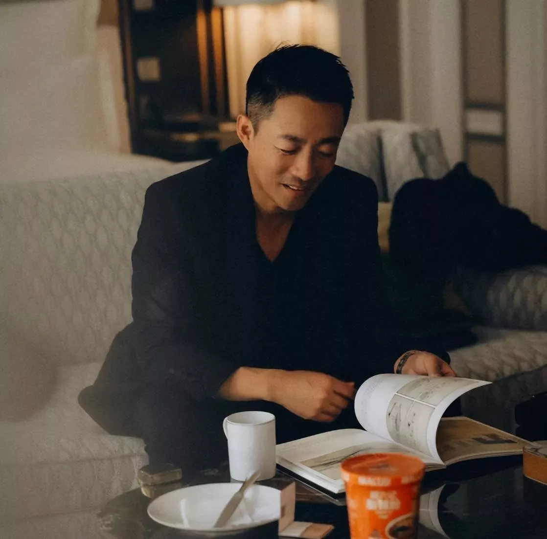 汪小菲罕见亲晒儿子正脸照,眉眼像极了大S