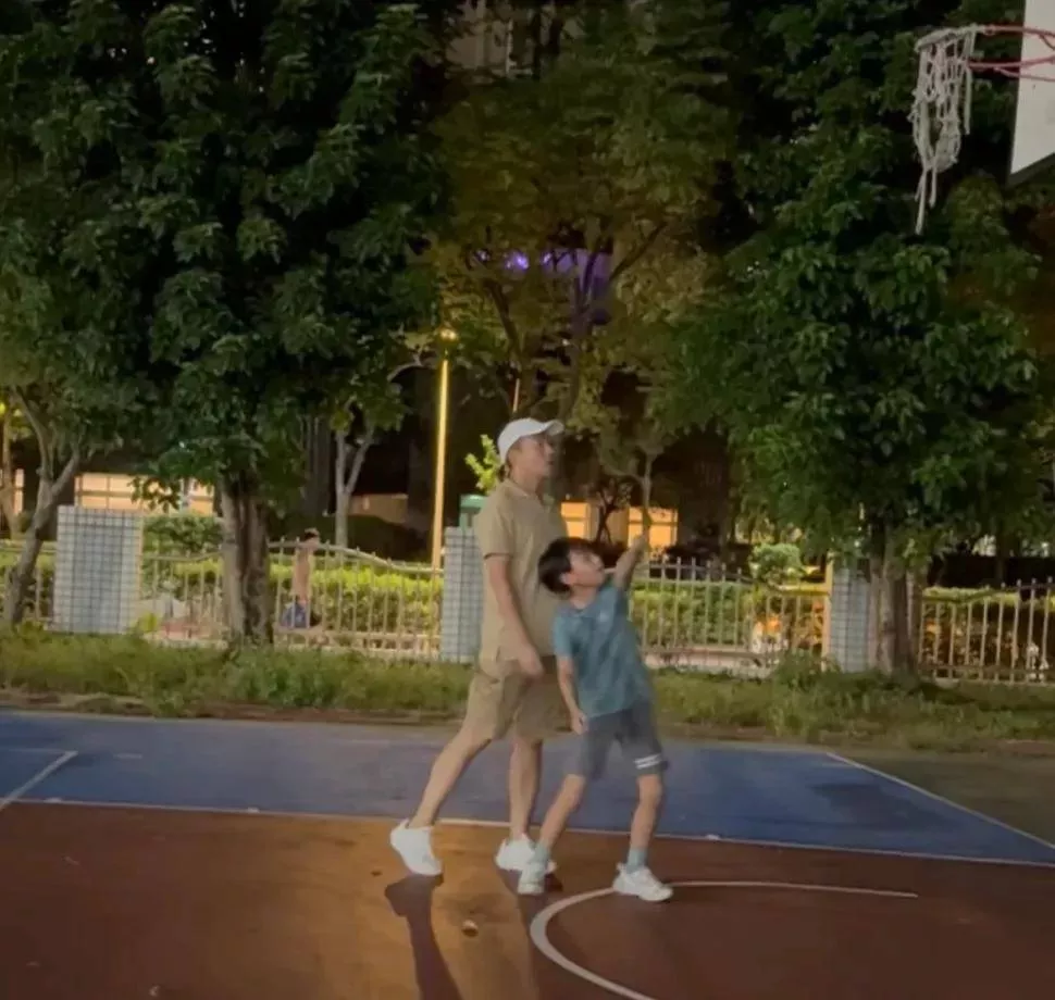 汪小菲罕见亲晒儿子正脸照,眉眼像极了大S