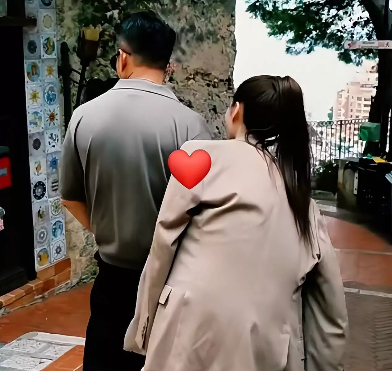 汪小菲罕见亲晒儿子正脸照,眉眼像极了大S