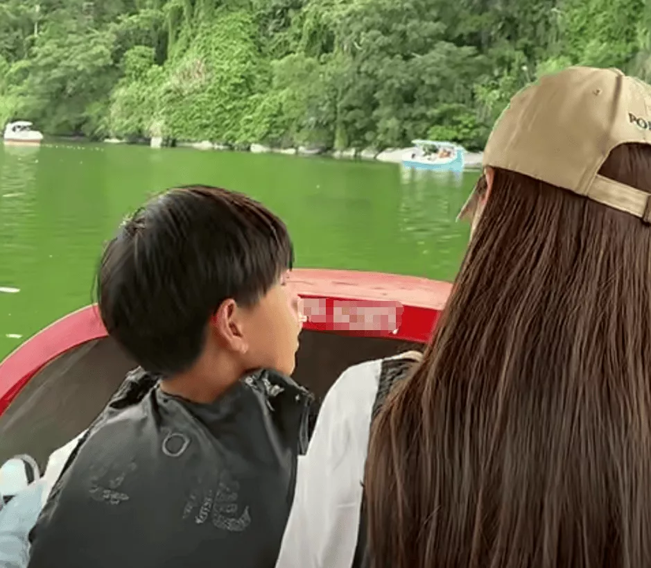 汪小菲罕见亲晒儿子正脸照,眉眼像极了大S