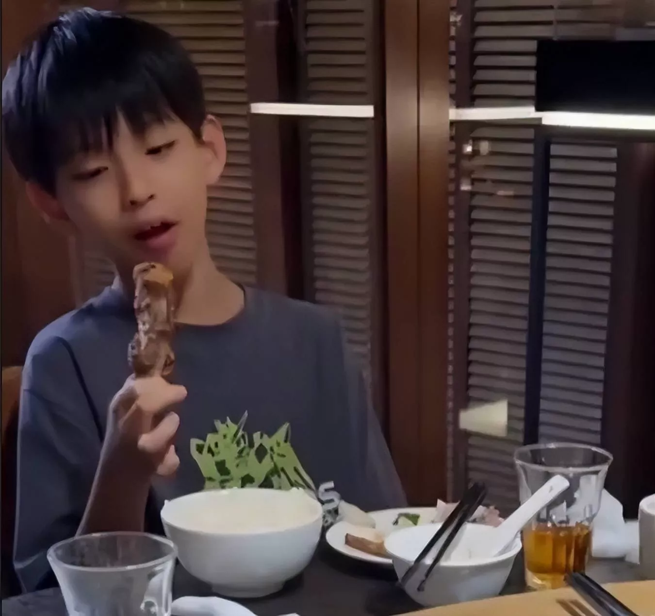 汪小菲罕见亲晒儿子正脸照,眉眼像极了大S