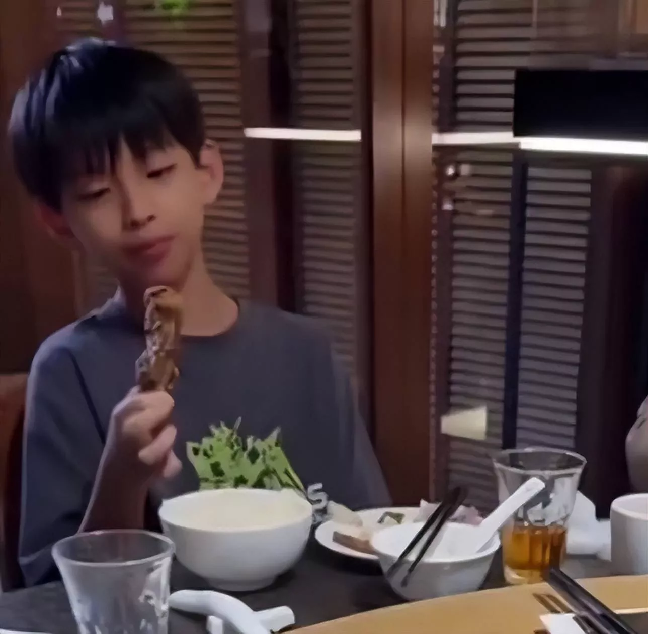 汪小菲罕见亲晒儿子正脸照,眉眼像极了大S