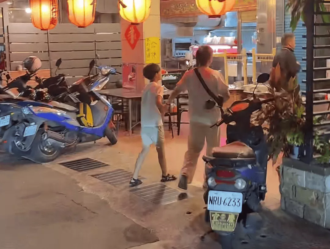 汪小菲罕见亲晒儿子正脸照,眉眼像极了大S