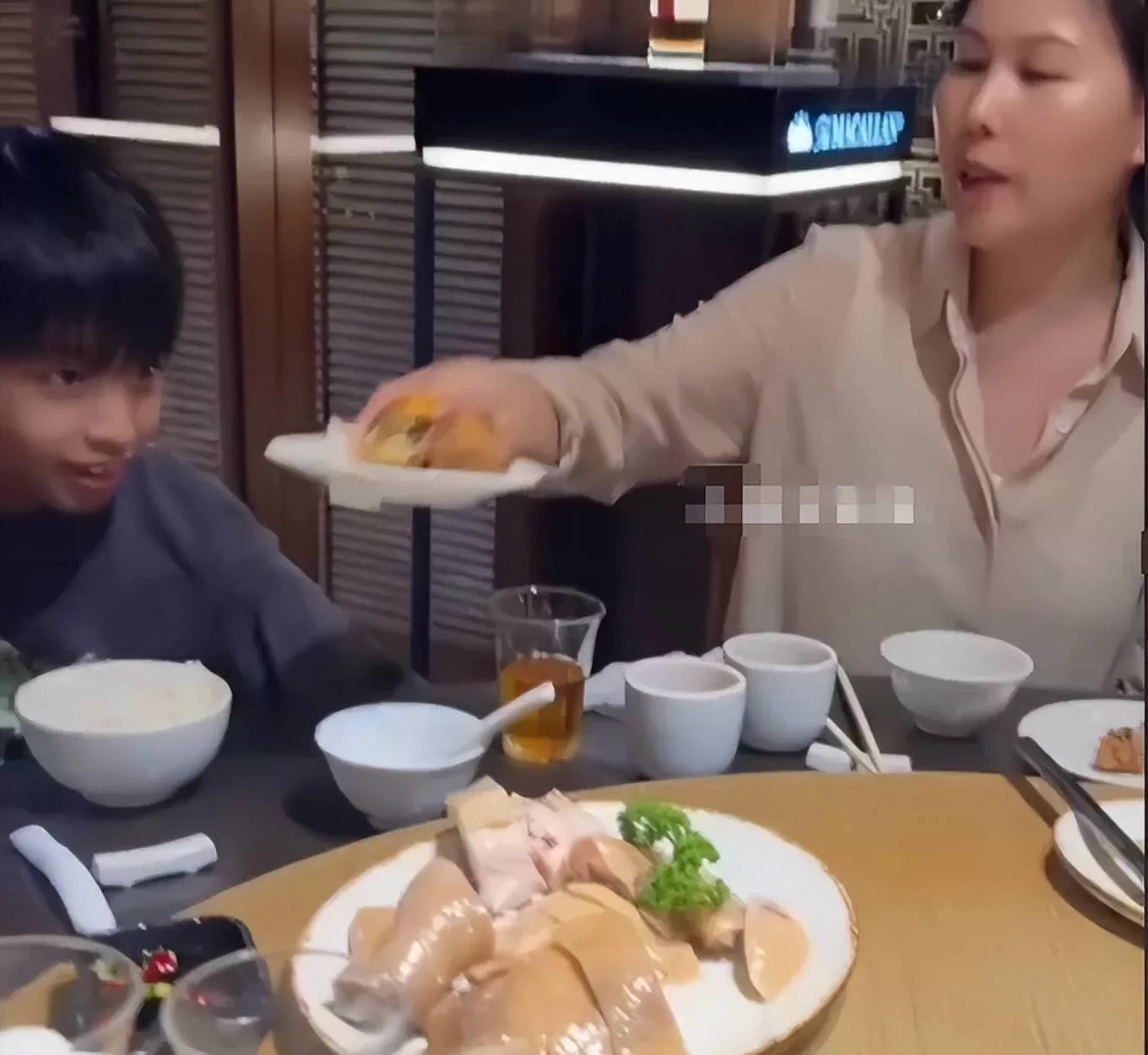 汪小菲罕见亲晒儿子正脸照,眉眼像极了大S