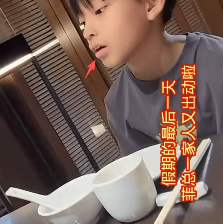 汪小菲罕见亲晒儿子正脸照,眉眼像极了大S