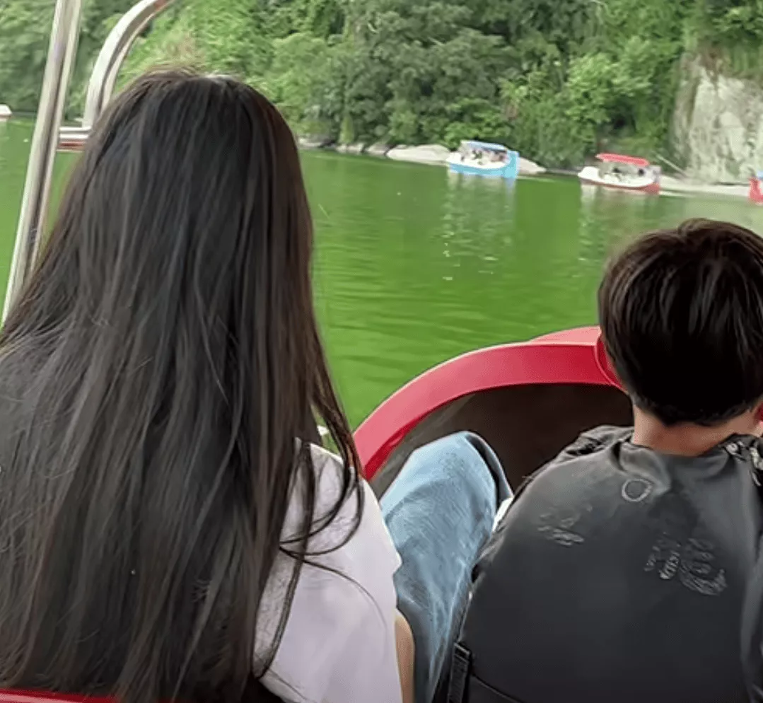 汪小菲罕见亲晒儿子正脸照,眉眼像极了大S