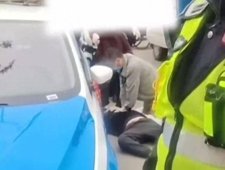 现场有人员按压司机的胸部急救。(视频截屏)