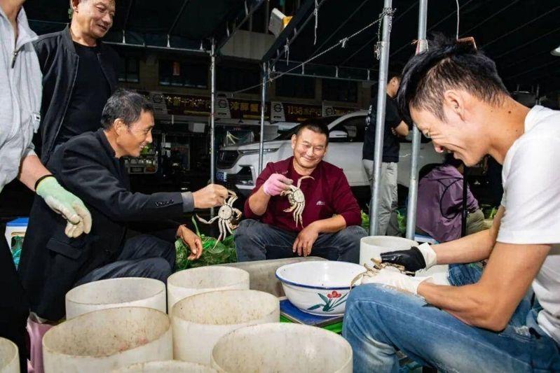 成熟大闸蟹与未成熟大闸蟹的对比,青壳为成熟大闸蟹。(取材自中国商报)