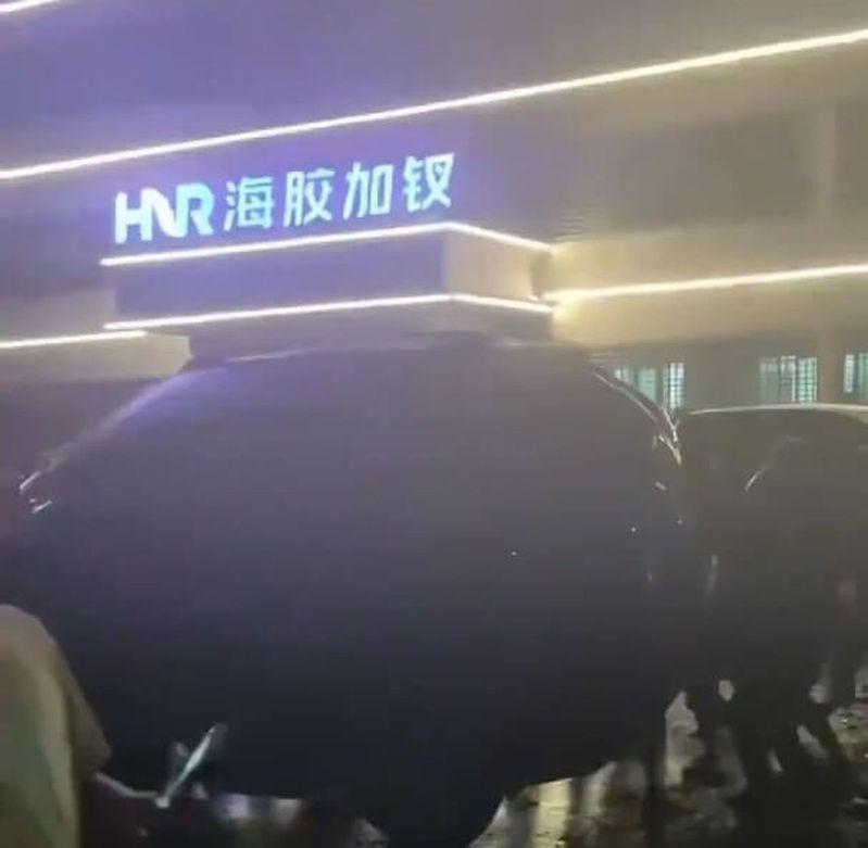 农民10月31日晚围堵海胶集团的办公大楼，并掀翻汽车，拆毁公司招牌。（视频截屏）