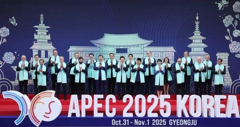 APEC部长会议发声明 聚焦促进贸易提升供应链韧性 2025年APEC经济领袖会议今天落幕,21个会员经济体领袖共同发表「庆州宣言」。 (欧新社)