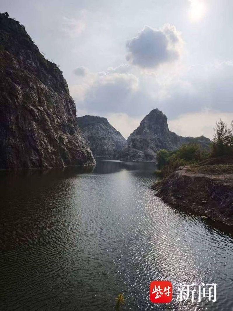 湖中漂浮的烂菜叶和死鸭。（取材自紫牛新闻）