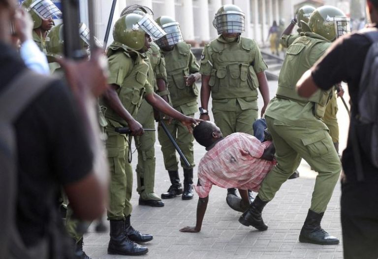 坦桑尼亚选举抗议3天死700人 反对党疾呼「停止杀害」 坦桑尼亚主要反对党民主与发展党过去三天的选举抗议活动,已造成大约700人丧生;图为警方9月时曾在高等法院外拘留了一名反对党领袖。(路透)
