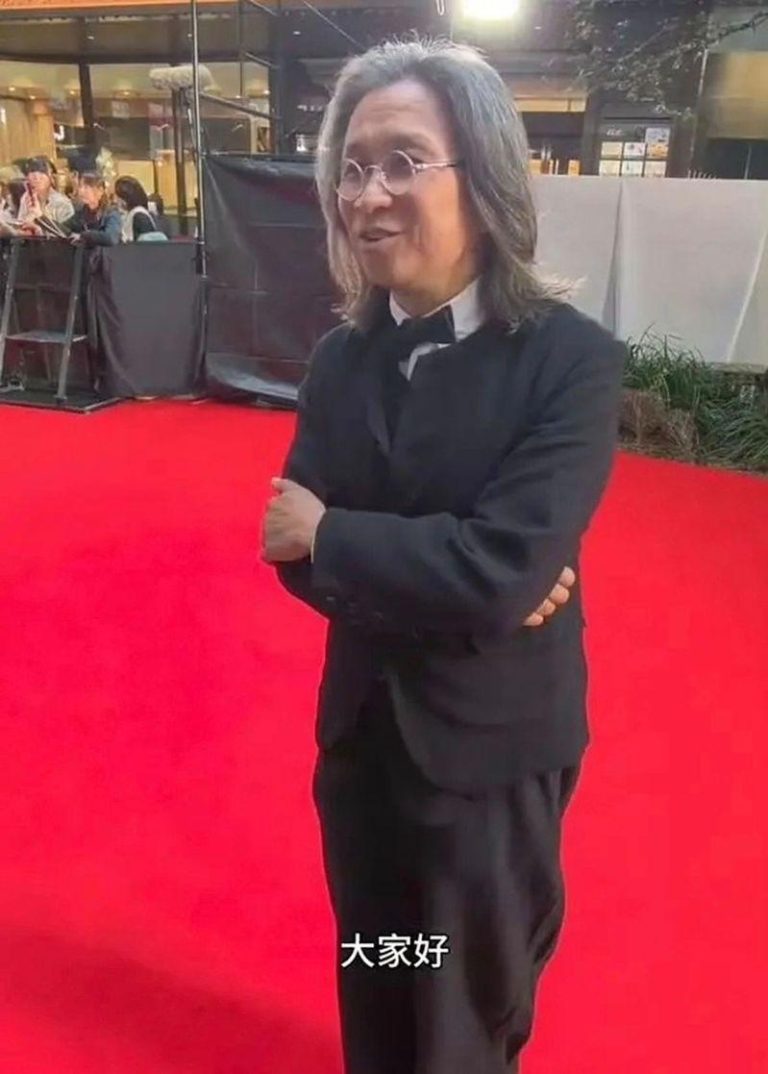 陈可辛参加东京影展的开幕式，被发现独自一人走红毯。(取材自微博)