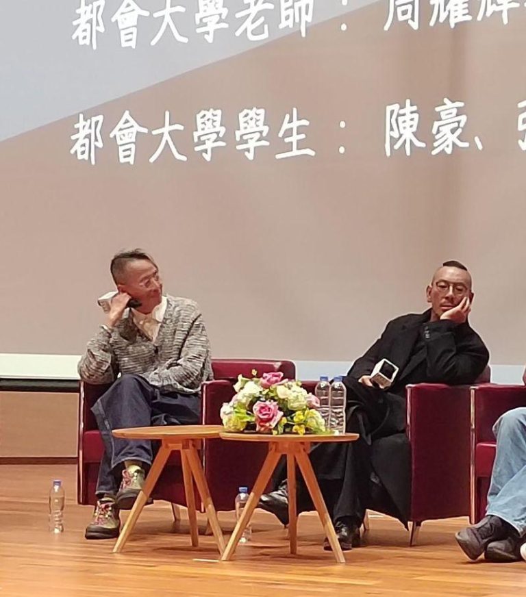 麦浚龙(右)参加香港都会大学讲座，向学生分享多年创作生涯历程。(取材自微博)