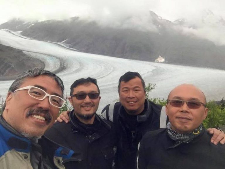 资深音乐人屠颖（图左）是重机、航空迷，曾在2015年骑着重机完成从洛杉矶到阿拉斯加北海岸「普鲁道霍湾」，全程8274哩的冒险。（屠颖提供）