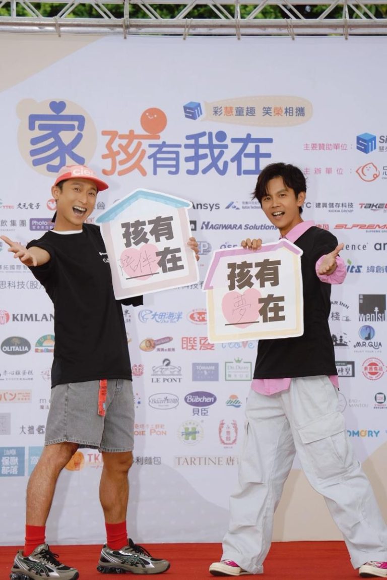 浩角翔起长年关心失依儿。图／忠义基金会提供