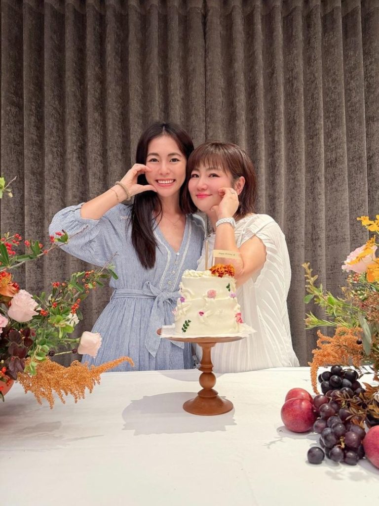 Selina(右）和妹妹的合照看似肚子隆起。(图／摘自脸书)