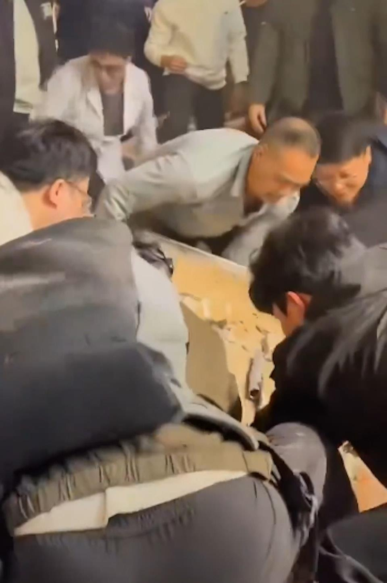 部分墙体连同脚手架一起垮塌后，露出了预制板结构的楼层。（取材自澎湃新闻）