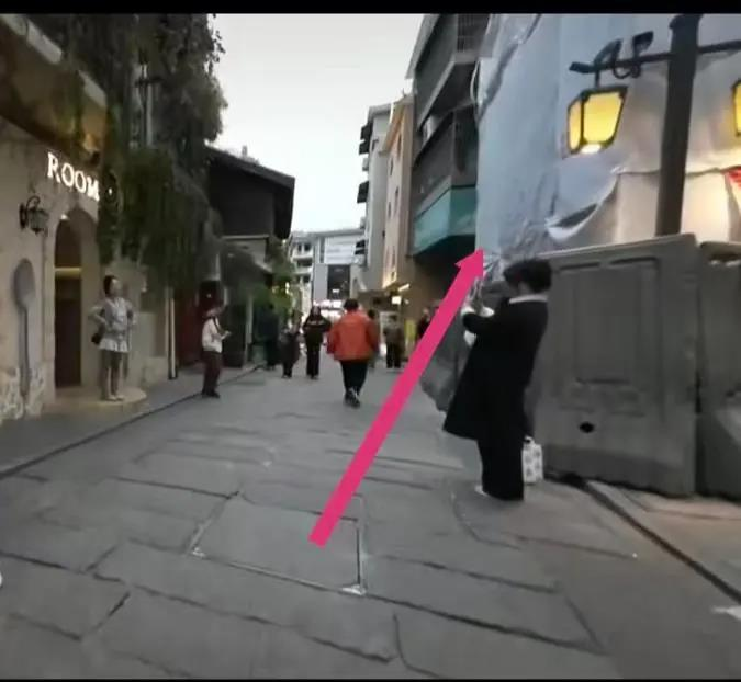 部分墙体连同脚手架一起垮塌后，露出了预制板结构的楼层。（取材自澎湃新闻）