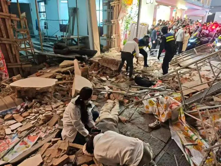 部分墙体连同脚手架一起垮塌后，露出了预制板结构的楼层。（取材自澎湃新闻）