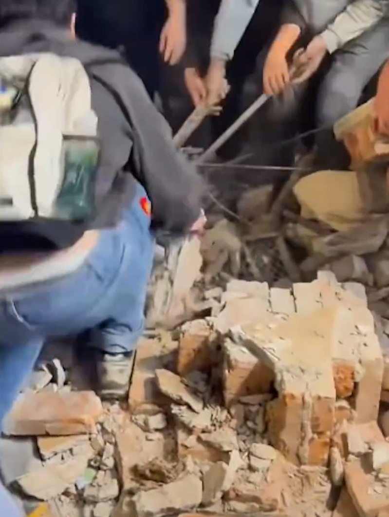 部分墙体连同脚手架一起垮塌后，露出了预制板结构的楼层。（取材自澎湃新闻）