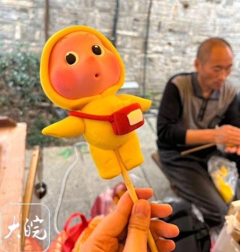 王师傅为顾客订制的奶油小熊和乌萨奇。（取材自大皖新闻）