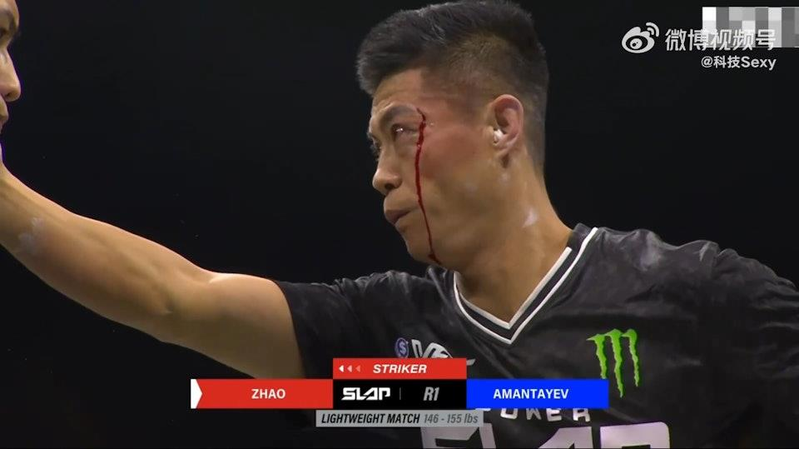 赵鸿刚被打倒。（视频截屏）