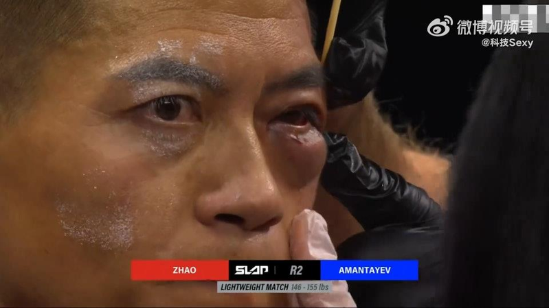 赵鸿刚被打倒。（视频截屏）