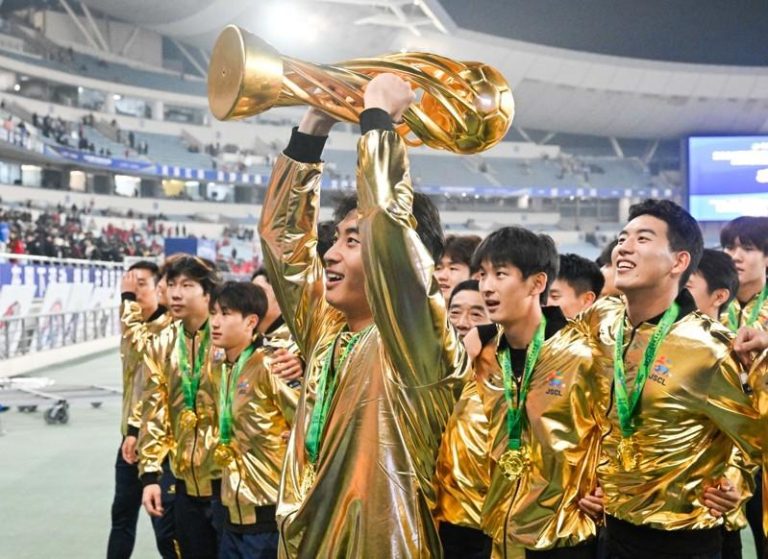 6万人观战 苏超元年「最大黑马」泰州胜「领头羊」南通夺冠 冠军泰州队1日在夺冠后向球迷致意。(新华社)