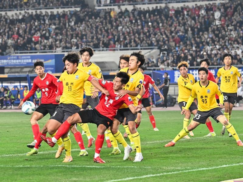 冠军泰州队1日在夺冠后向球迷致意。(新华社)