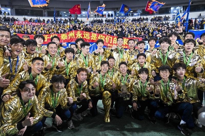 冠军泰州队1日在夺冠后向球迷致意。(新华社)
