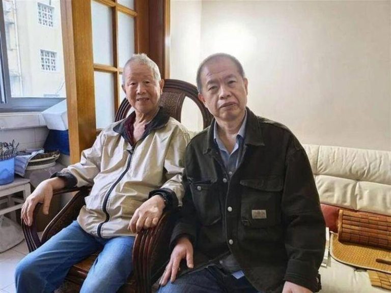 上海63岁儿、94岁父居家养老 「除了吃饭 各做各的」 廖占峰(右)和父亲。(取材自极目新闻)