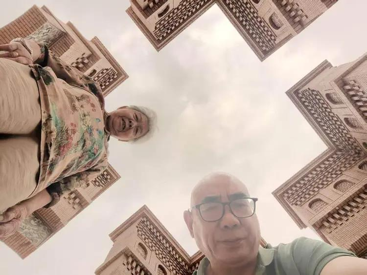 朱为人和母亲在旅途中的合影。(取材自潮新闻／受访者供图)