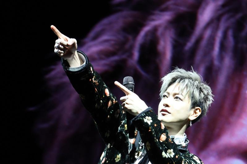 佐藤健展现自弹自唱功力。图／KKLIVE提供