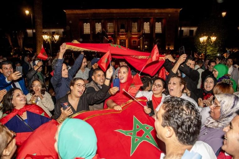 安理会支持西撒哈拉自治 阿尔及利亚不满 摩洛哥首都拉巴特大批民众上街,庆祝联合国安理会通过支持摩洛哥西撒哈拉自治计划的决议。(欧新社)