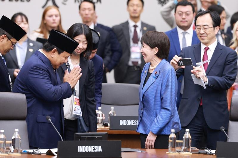 日相高市早苗(前右)与印尼总统普拉伯沃(前左)。(美联社)